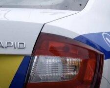 У Києві чоловік розбив скло в патрульному авто: суд виніс рішення щодо покарання.