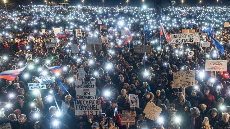 «Фіцо в Россию»: в Словакии десятки тысяч людей вышли на протест.