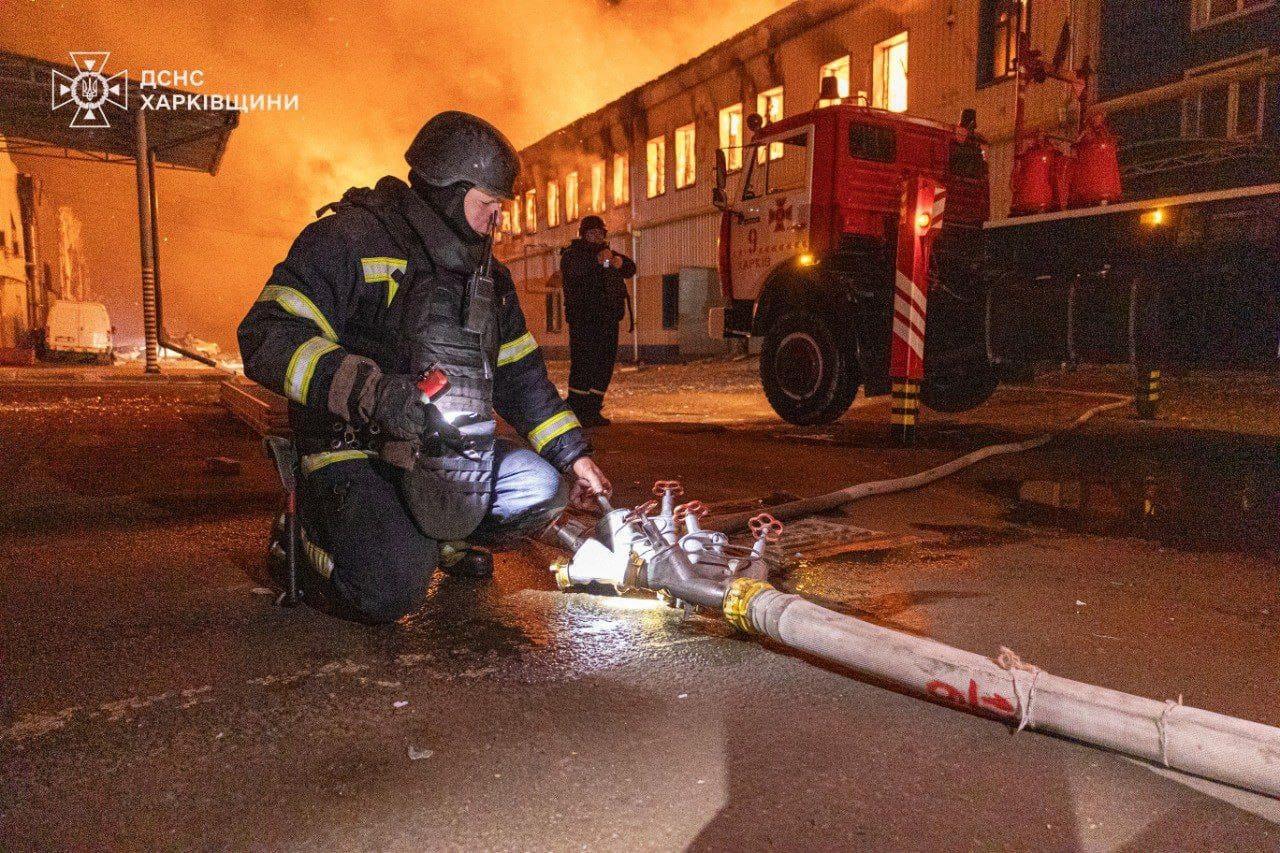 Пожар и раненый ребенок: последствия удара по Харькову (фото, видео)