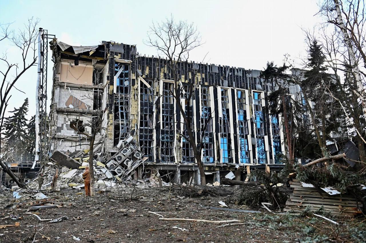 The city council building in Izyum has been destroyed, high-rise apartments are damaged, and windows are shattered. What is happening in Izyum?