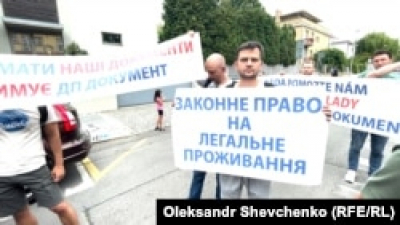 Під посольством у Празі мітингували чоловіки, яким не видають паспорти